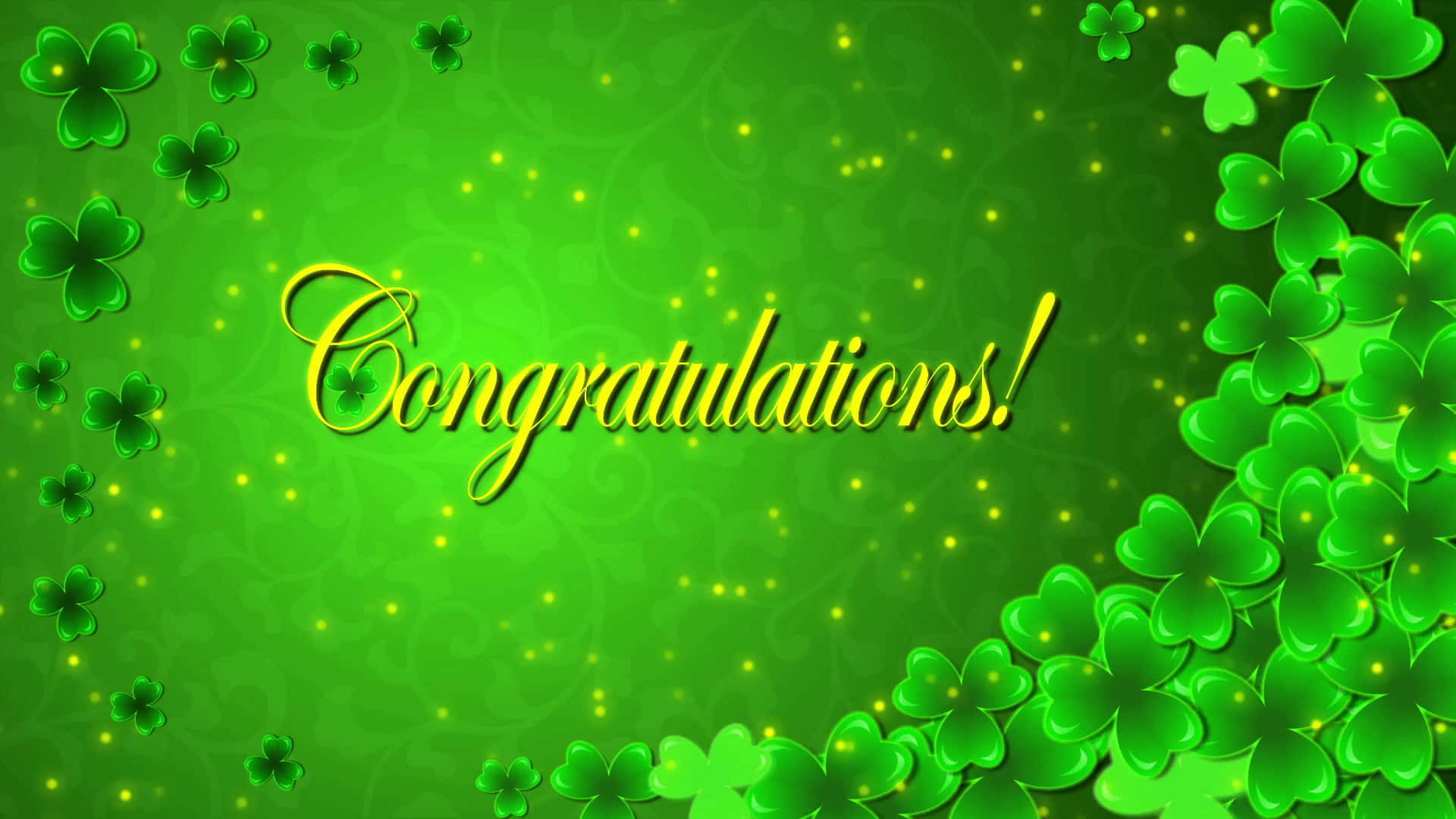 Congratulations 桌布 壁紙 — 金色草書祝賀文字，周圍環繞著發光的三葉草，在充滿活力的綠色背景上，帶有閃爍的粒子。