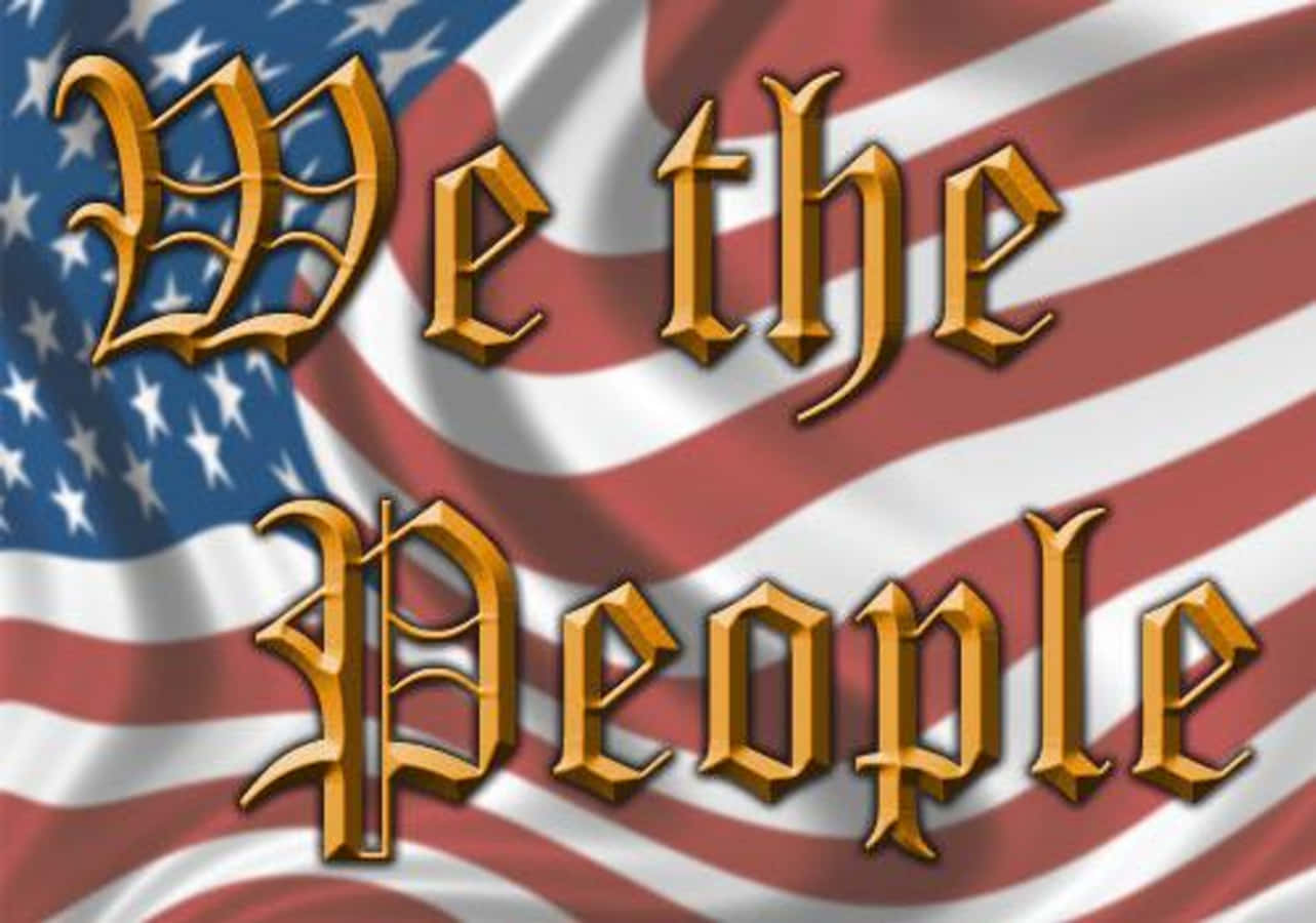 政治 桌布 壁紙 — 金色華麗字體寫著 We the People，疊加在飄揚的美國國旗上，帶有星星和條紋。