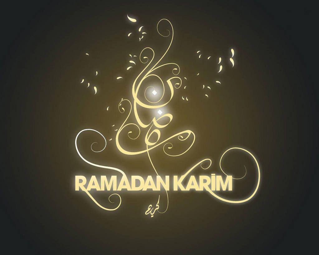 Ramadan 桌布 壁紙 — 金色華麗書法拼寫Ramadan Karim，在深色漸變背景上發光，帶有閃爍粒子。