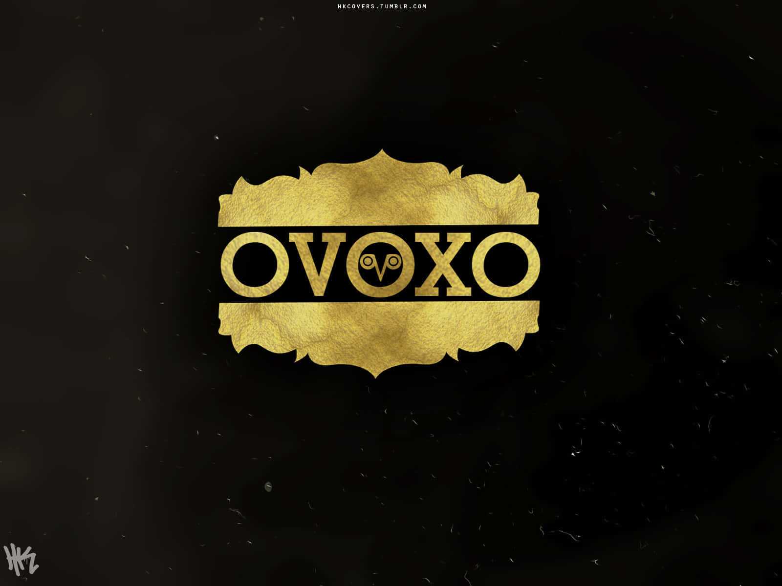 Drake Ovo Owl iPhone 桌布 壁紙 — 金色華麗標誌，字母中嵌有貓頭鷹眼睛，背景為深色紋理。
