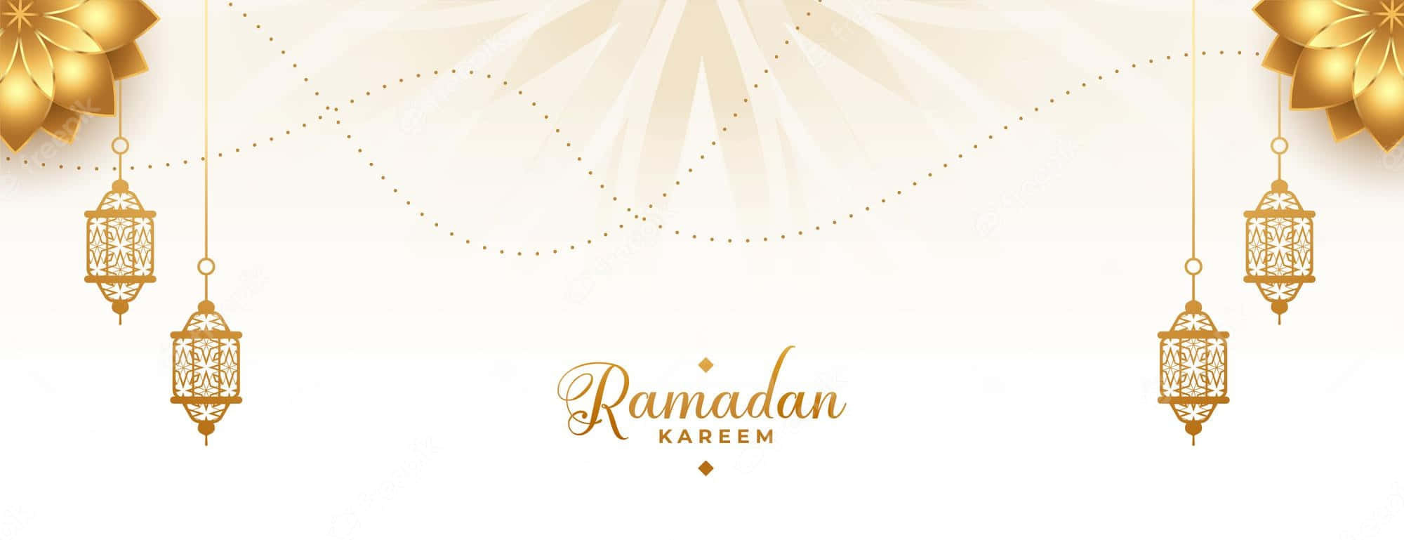 Ramadan 桌布 壁紙 — 金色華麗燈籠懸掛在明亮的奶油色背景上，並以金色優雅地書寫著「Ramadan Kareem」。