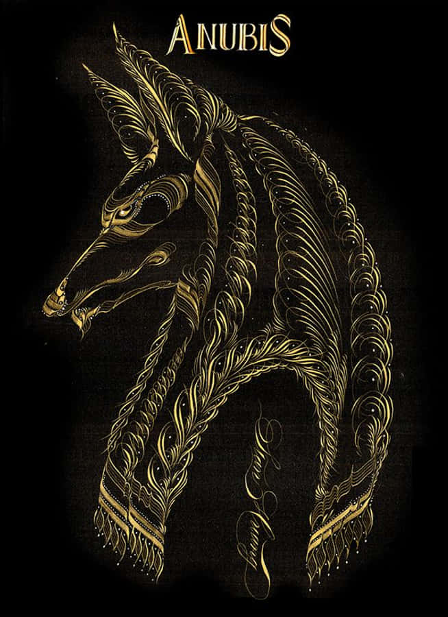 Egyptian Gods 桌布 壁紙 — 金色華麗的阿努比斯頭像，帶有複雜的漩渦和象形文字細節，背景為黑色。
