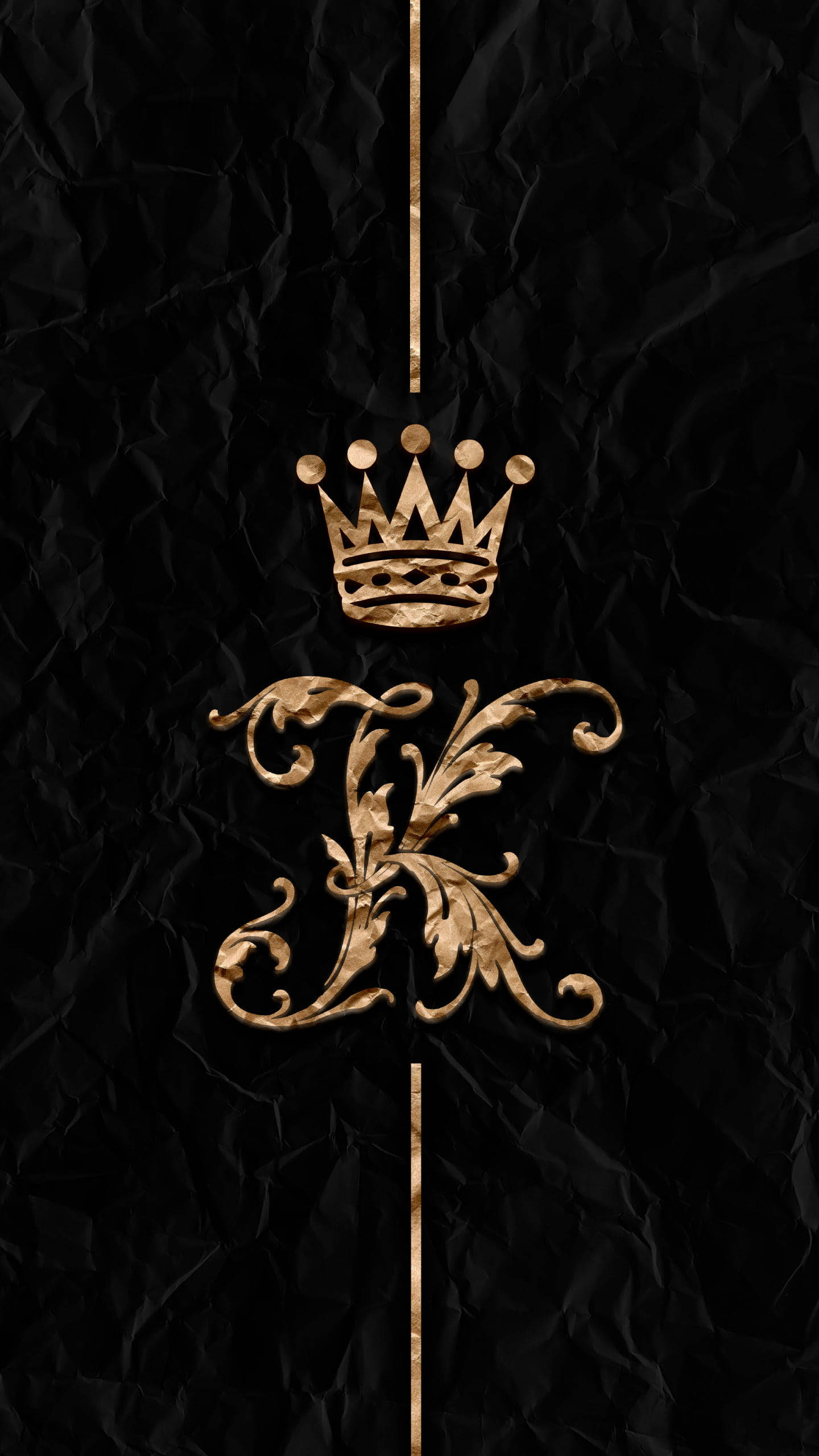 Black King 桌布 壁紙 — 金色華麗皇冠和字母K，背景為黑色皺紙，帶有垂直金色線條。