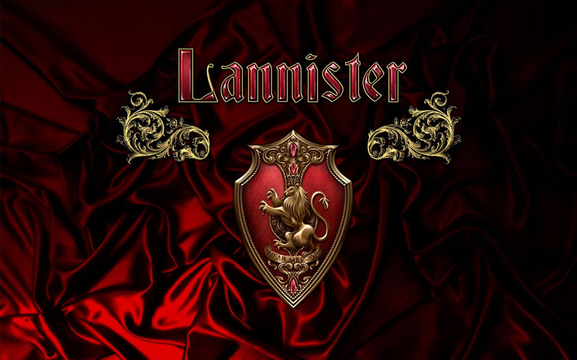 House Lannister 桌布 壁紙 — 金色蘭尼斯特家族紋章，上有一隻躍立的獅子，置於華麗的紅絲綢上，兩側有精緻裝飾和哥德字體的「Lannister」字樣。