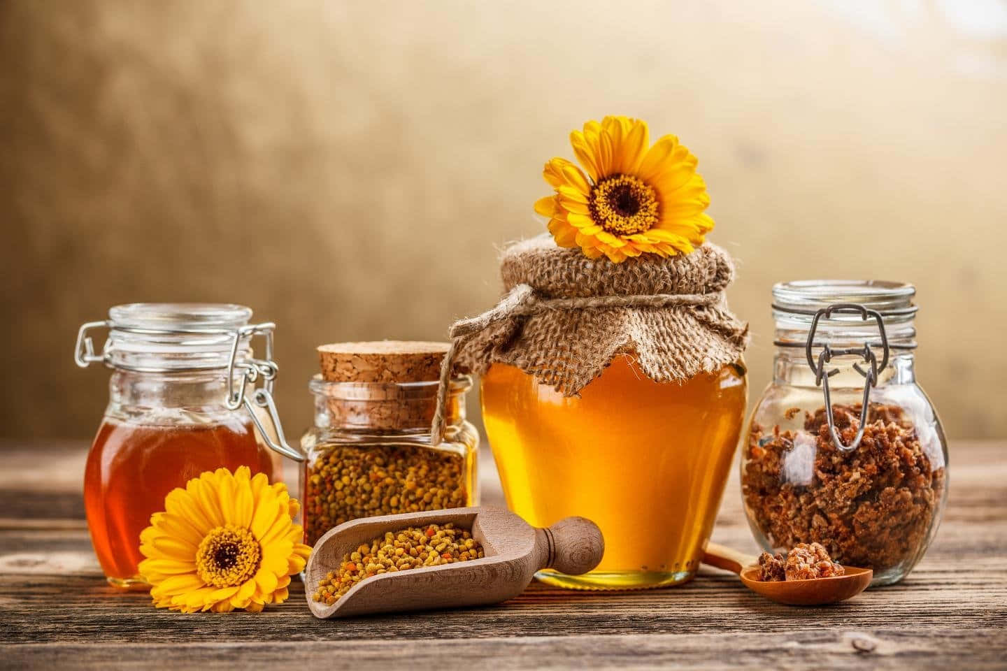 honey 桌布 壁紙 — 金色蜂蜜罐搭配向日葵和蜂花粉，置於鄉村風格木桌上。