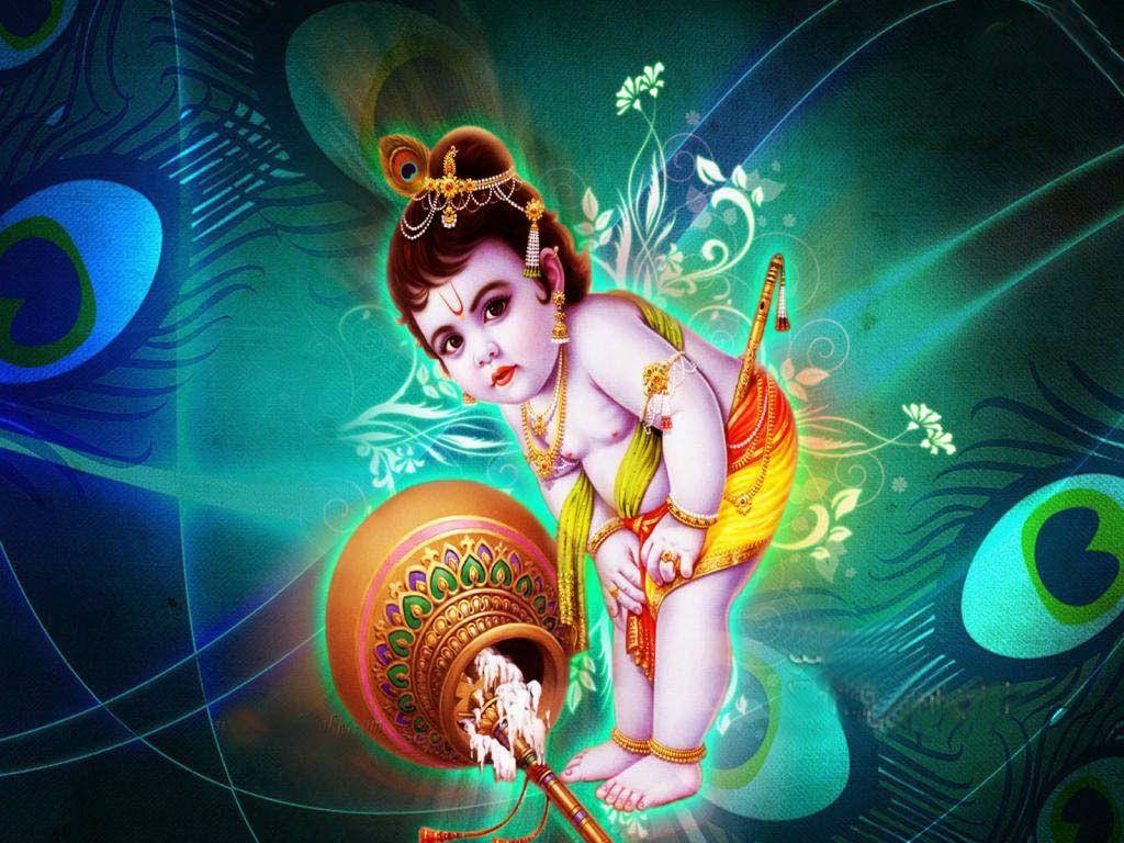 cute krishna 桌布 壁紙 — 金色衣裳的嬰兒克里希納在裝飾華麗的壺旁吹奏長笛，孔雀羽毛在青綠色和金色背景中閃耀。
