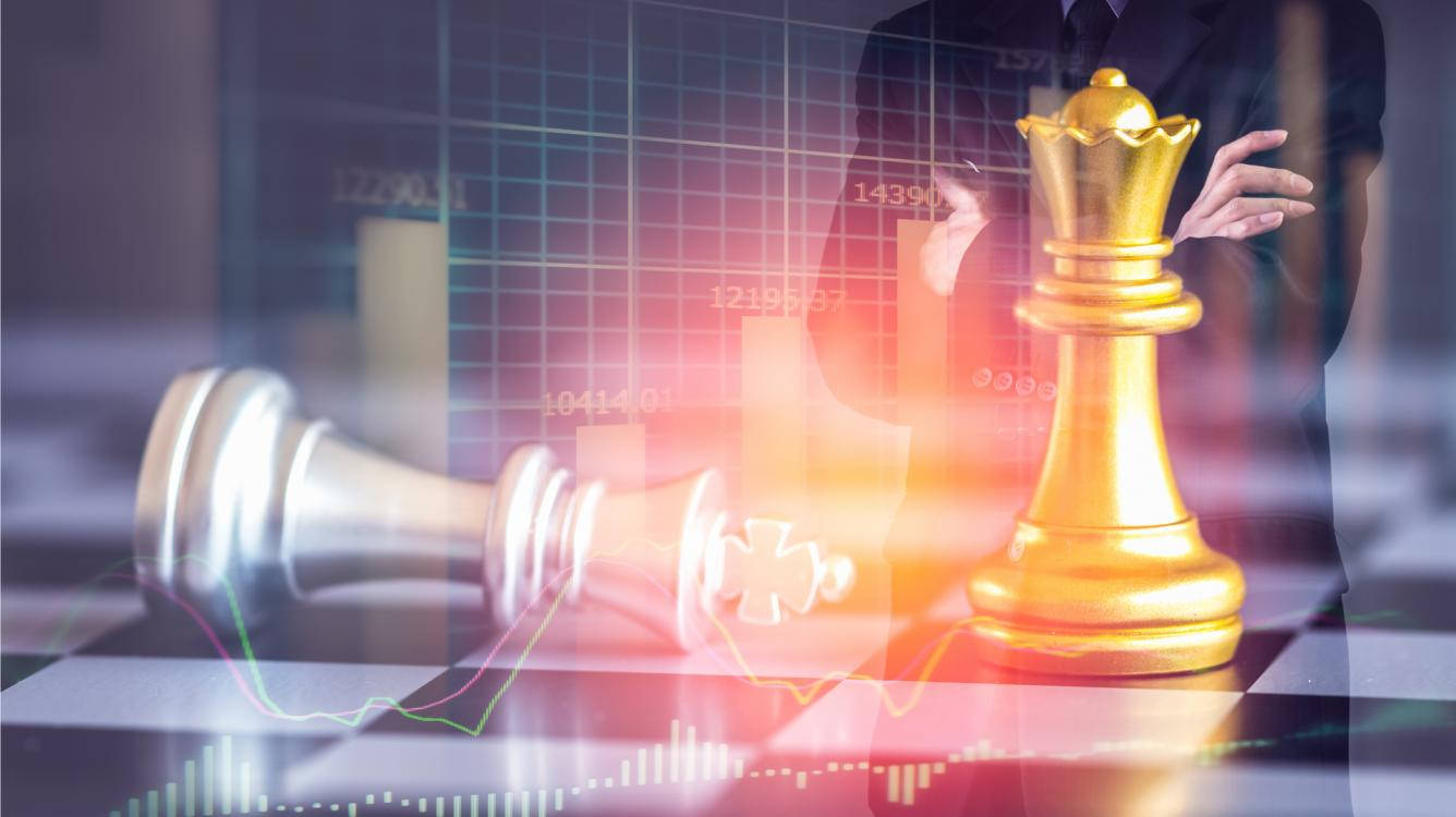 西洋棋 桌布 壁紙 — 金色西洋棋國王在疊加發光金融圖表的棋盤上，勝利地站在倒下的銀色棋子之上。