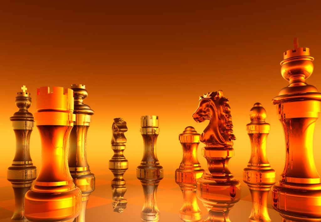西洋棋 桌布 壁紙 — 金色西洋棋棋子於溫暖琥珀色燈光下，以戲劇性排列方式立於反光表面上。