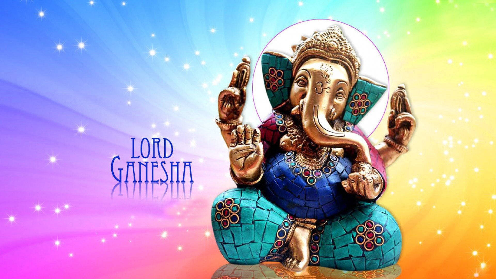 ganesh iPhone 桌布 壁紙 — 金色象神像穿著藍色馬賽克褲子，寧靜地坐在閃爍星星的燦爛彩虹漸變天空前。