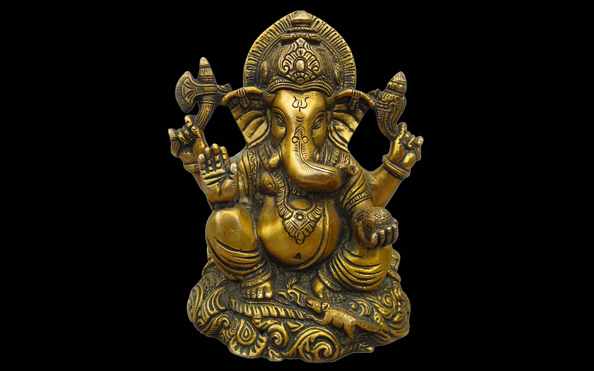 Ganesh 桌布 壁紙 — 金色象神雕像，雕刻精細，在純黑背景下安然端坐。