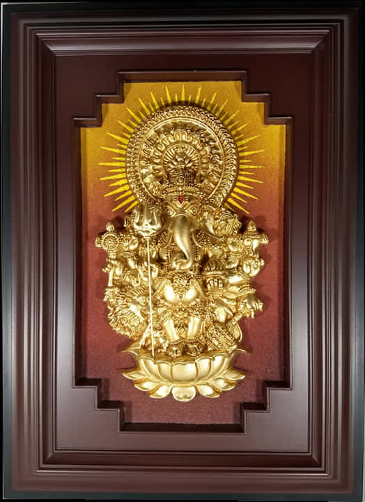 Hindu God 桌布 壁紙 — 金色象神雕像帶有光環，坐在蓮花上，置於華麗深色木框內，背景為紋理紅色。