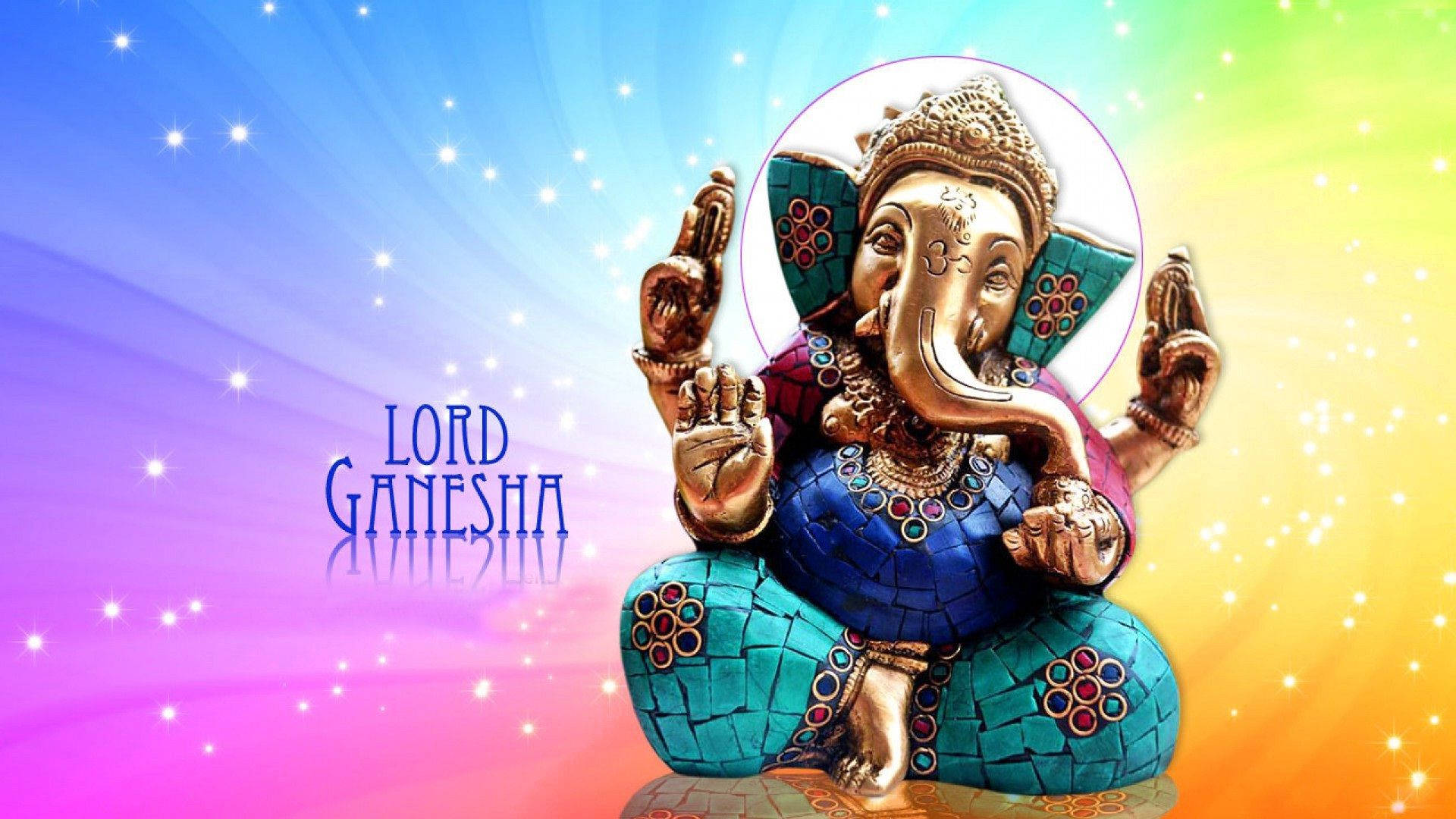 Ganesh 桌布 壁紙 — 金色象神雕像身穿綠松石馬賽克服飾，在閃爍星星的彩虹漸變天空前寧靜地坐著。