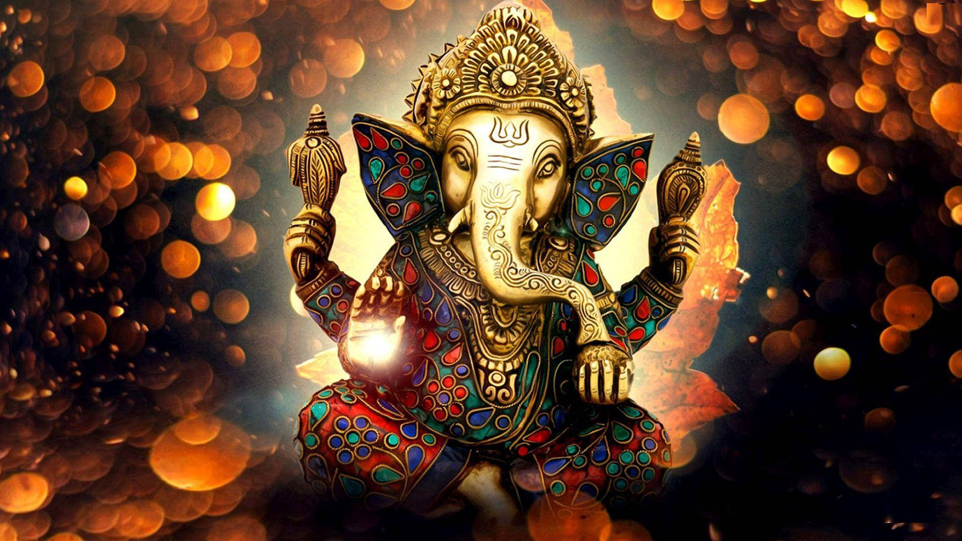 Hindu God 桌布 壁紙 — 金色象神雕像飾以彩色寶石圖案，在溫暖琥珀色光芒的散景背景中寧靜地坐著。