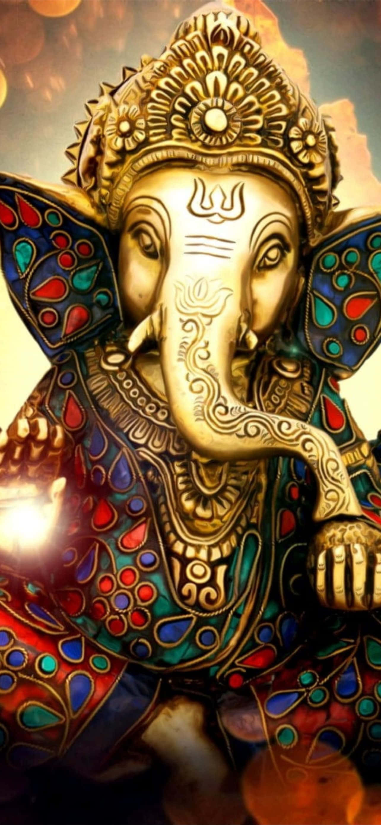 Hindu God 桌布 壁紙 — 金色象神雕像飾以彩色馬賽克圖案，在溫暖的散景背景中手持發光球體。