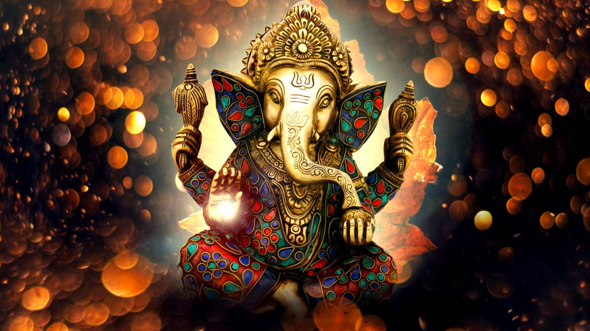 Ganesh 桌布 壁紙 — 金色象神雕像飾以色彩繽紛圖案，在溫暖燈光的發光散景背景中寧靜地坐著。