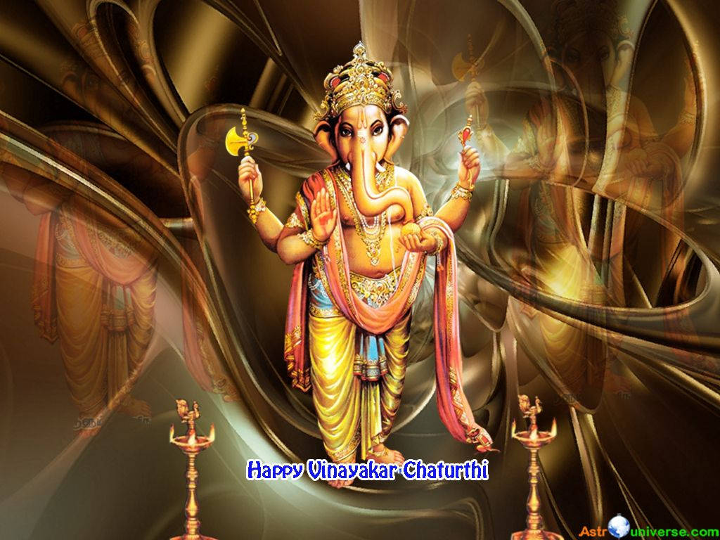 Ganesh 桌布 壁紙 — 金色象神雕像飾有珠寶和彩色布料，在旋轉的金色抽象背景和下方的油燈襯托下威嚴地站立。