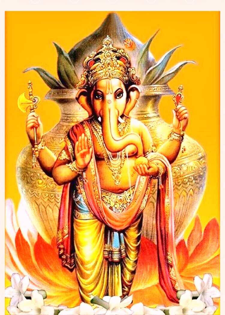 Ganesh 桌布 壁紙 — 金色象神雕像飾有珠寶和花環，在燦爛的黃色背景下莊嚴矗立。