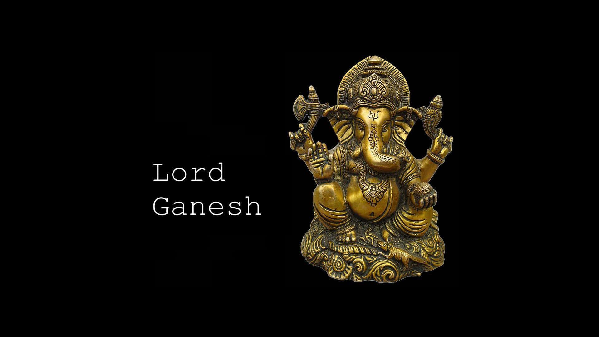 Ganesh 桌布 壁紙 — 金色象頭神像，擁有象頭和四臂，在黑色背景前靜坐。