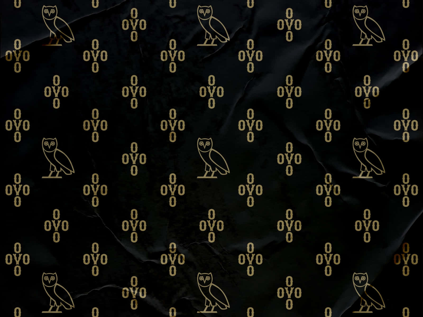 Ovoxo 桌布 壁紙 — 金色貓頭鷹和OVO標誌圖案在帶紋理的黑色皺紙背景上重複。