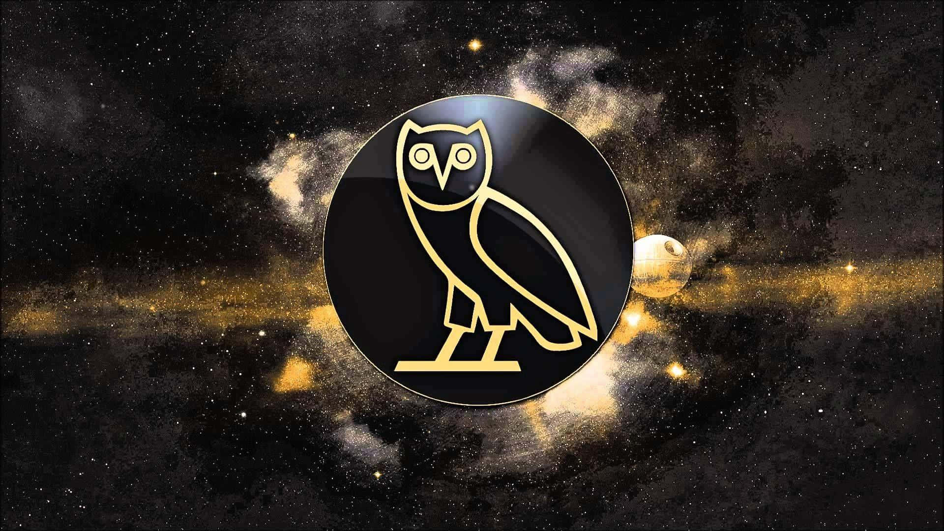 Drake Ovo Owl iPhone 桌布 壁紙 — 金色貓頭鷹標誌置中於宇宙場景中，背景有星星、星雲和一顆行星在黑暗太空背景下發光。