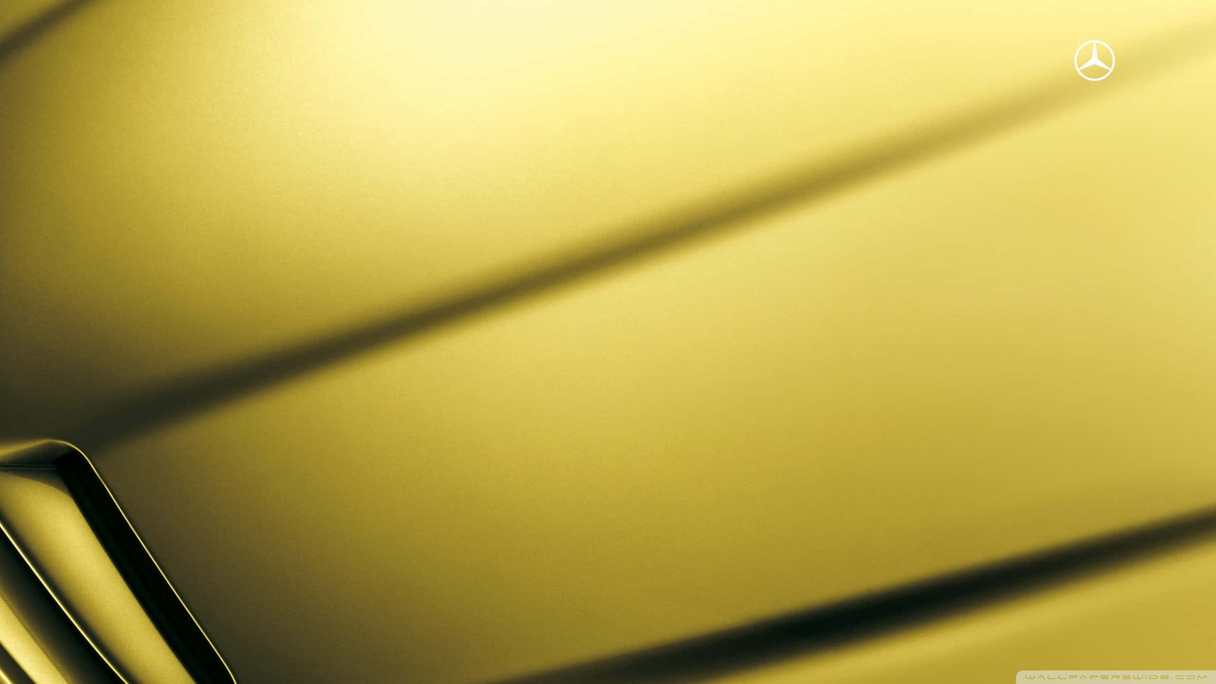 Metallic Gold 桌布 壁紙 — 金色賓士汽車表面，線條流暢，柔和環境燈光突顯奢華與現代設計。