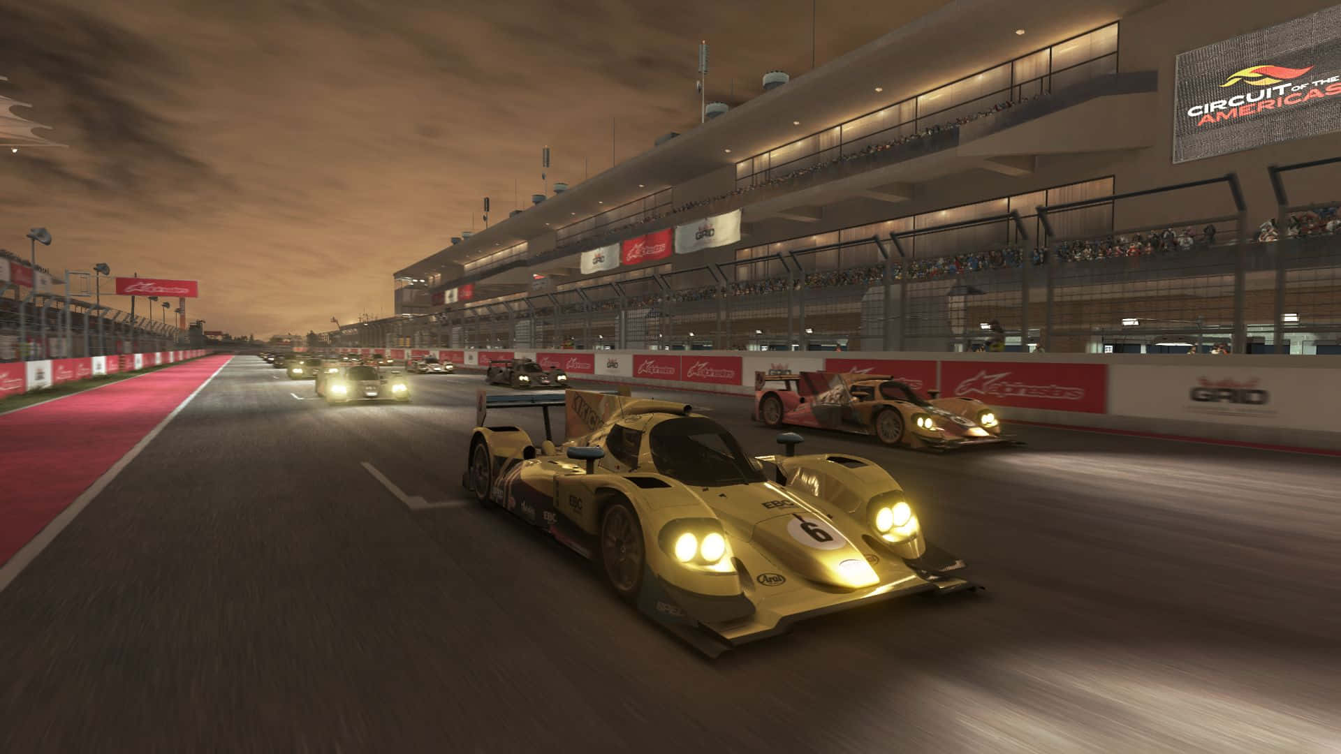 1080p Grid Autosport 桌布 壁紙 — 金色賽車在暮色賽道上疾馳，體育場燈光照亮賽道，觀眾從看台上觀看。