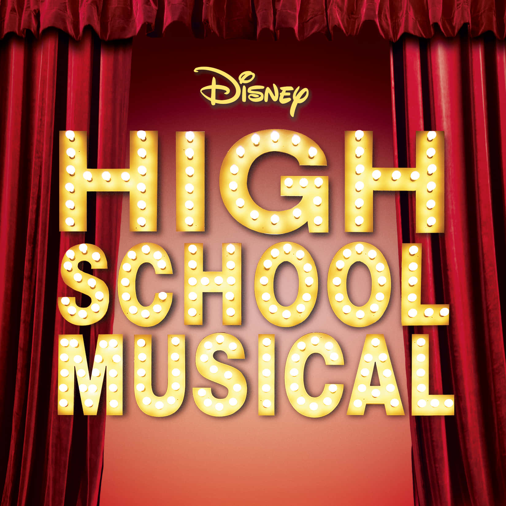 High School Musical 桌布 壁紙 — 金色跑馬燈字母在迪士尼標誌下的紅色天鵝絨窗簾前拼出「High School Musical」。