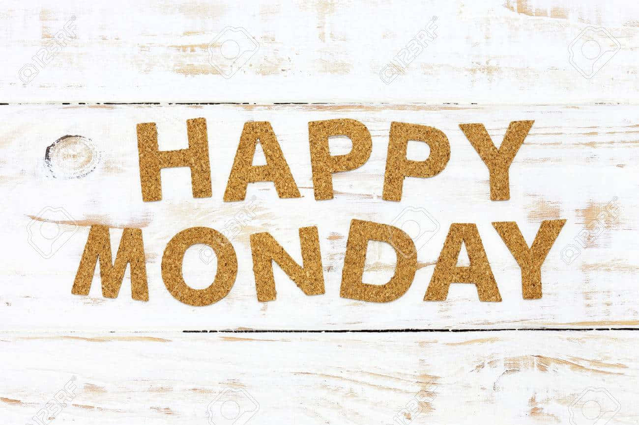 Monday 桌布 壁紙 — 金色軟木字母拼出 happy monday，置於經風化的白色木質表面上。