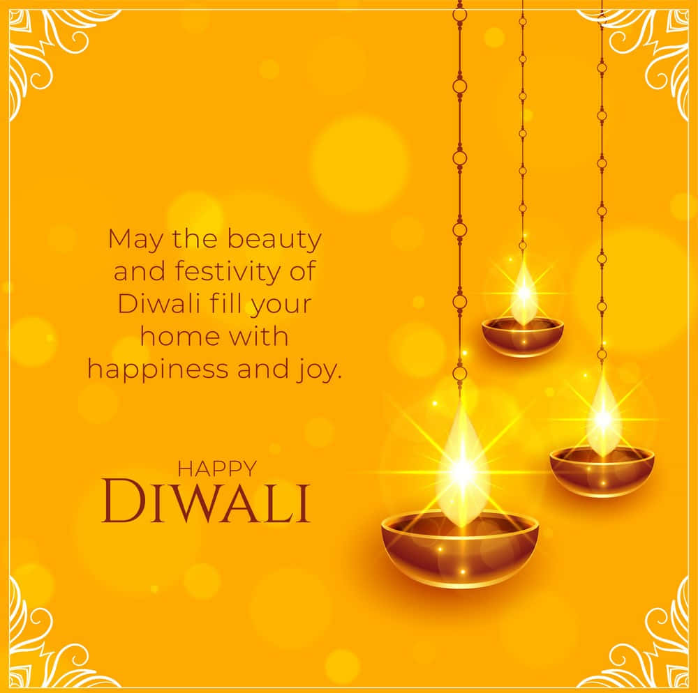Happy Diwali 桌布 壁紙 — 金色迪亞燈飾懸掛在溫暖的黃色背景上，閃閃發光，帶有節日排燈節文字和華麗的白色角落。
