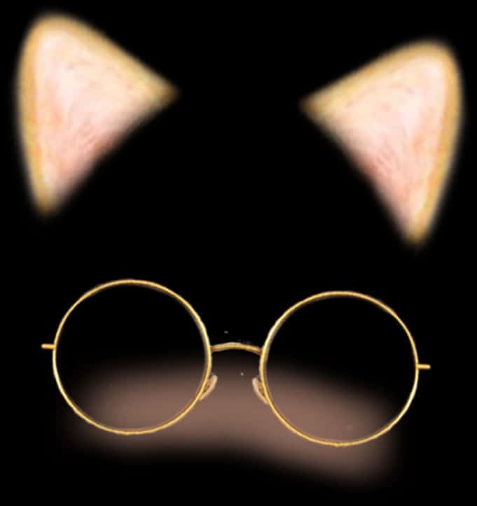 Snapchat 桌布 壁紙 — 金色邊框圓形眼鏡和柔和發光的貓耳朵漂浮在深黑色背景上。