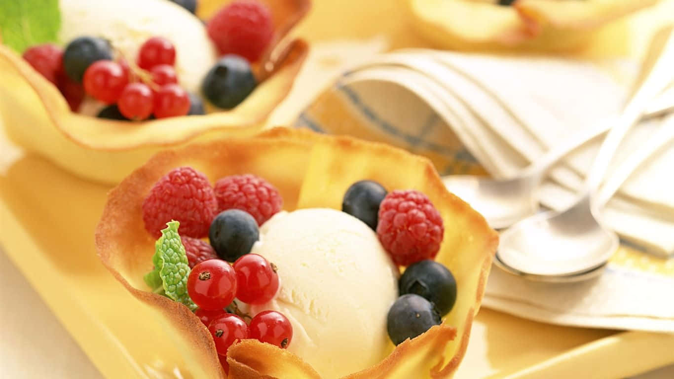 Spring Desserts 桌布 壁紙 — 金色酥皮杯盛載著 creamy 香草冰淇淋，上面鋪上新鮮的覆盆子、黑莓和紅醋栗，放在黃色托盤上。