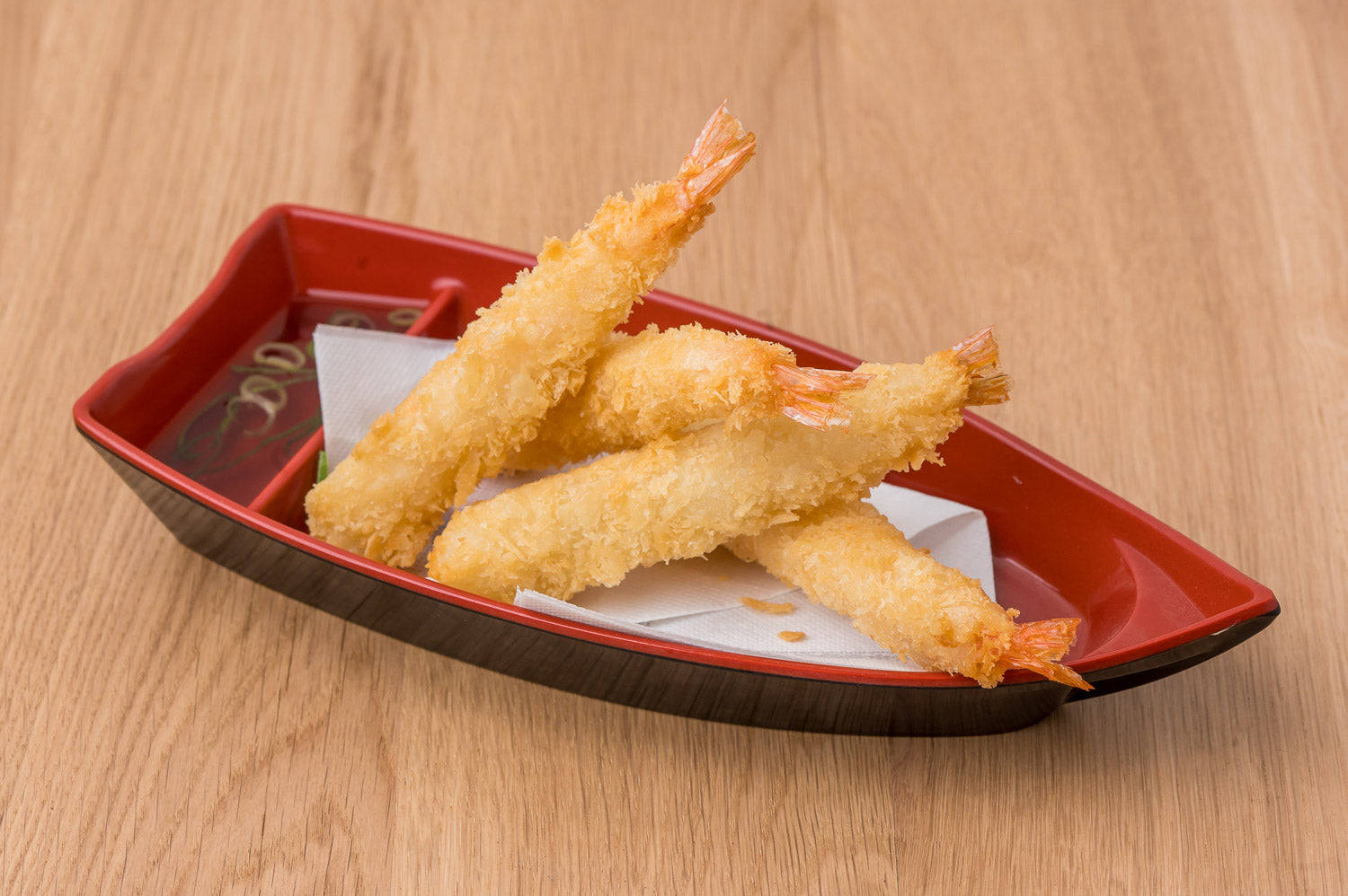 shrimp 桌布 壁紙 — 金色酥脆天婦羅蝦，盛載於紅色船形盤中，置於木桌上。