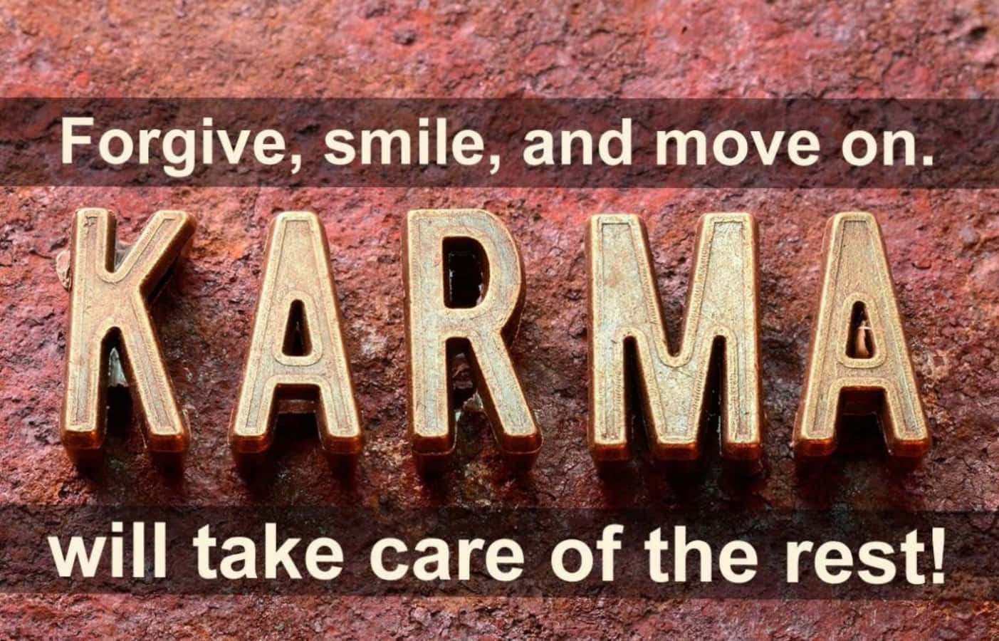 karma 桌布 壁紙 — 金色金屬字母拼出KARMA，置於生鏽的紅色紋理表面上，並疊加了一句勵志語錄。