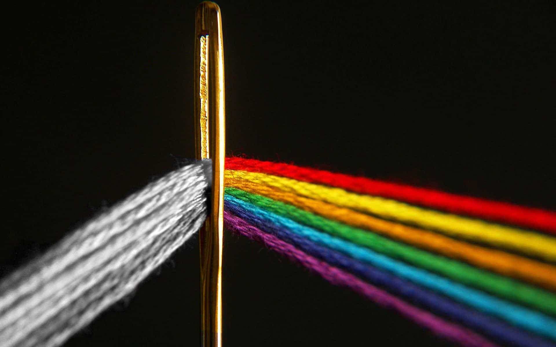 Needle And Thread 桌布 壁紙 — 金色針將一束白線在黑背景上分裂成鮮豔的彩虹光譜。