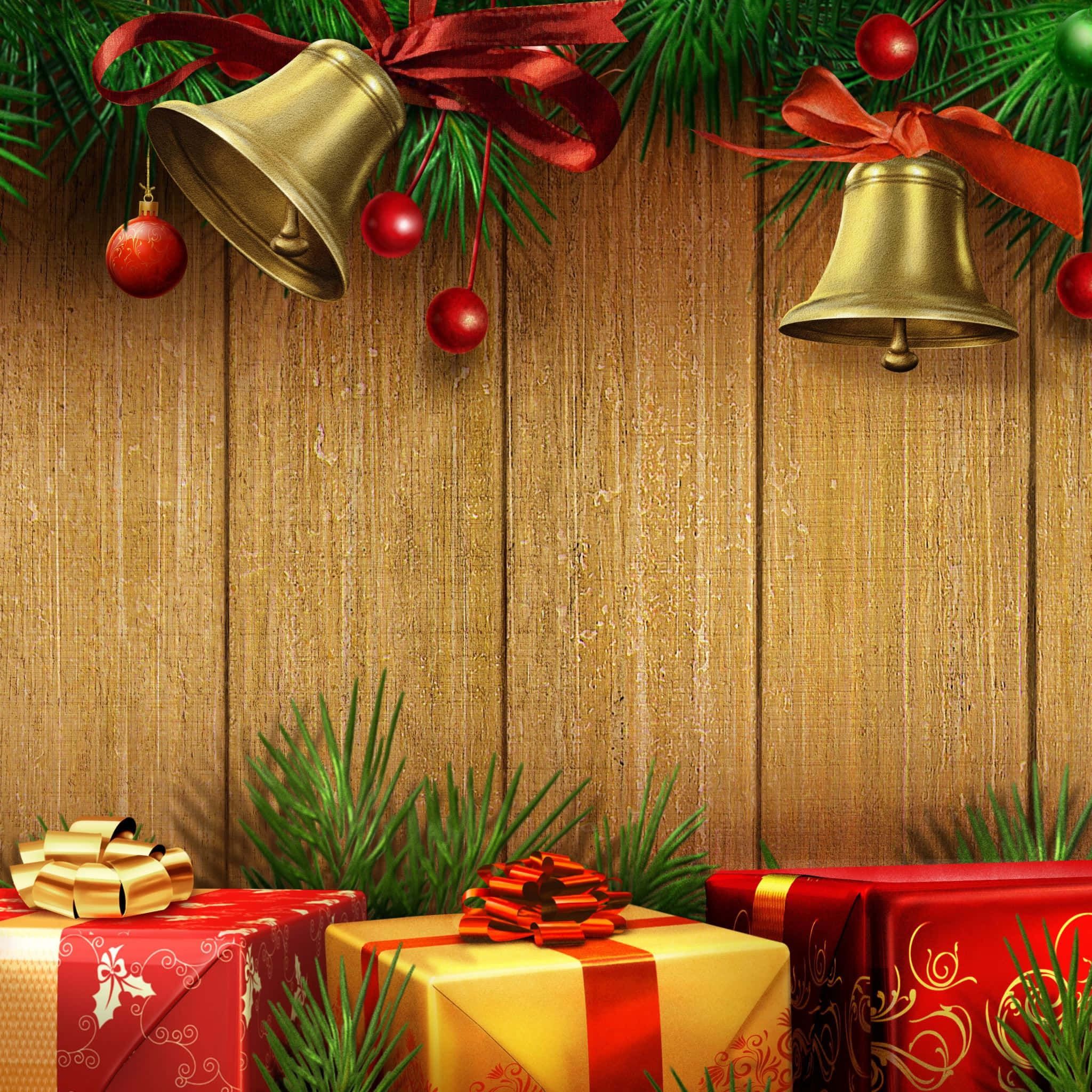 iPad Christmas 桌布 壁紙 — 金色鈴鐺和紅色裝飾品從松樹枝上垂下，懸掛在包裝好的禮物上方，背景是質樸的木質表面。