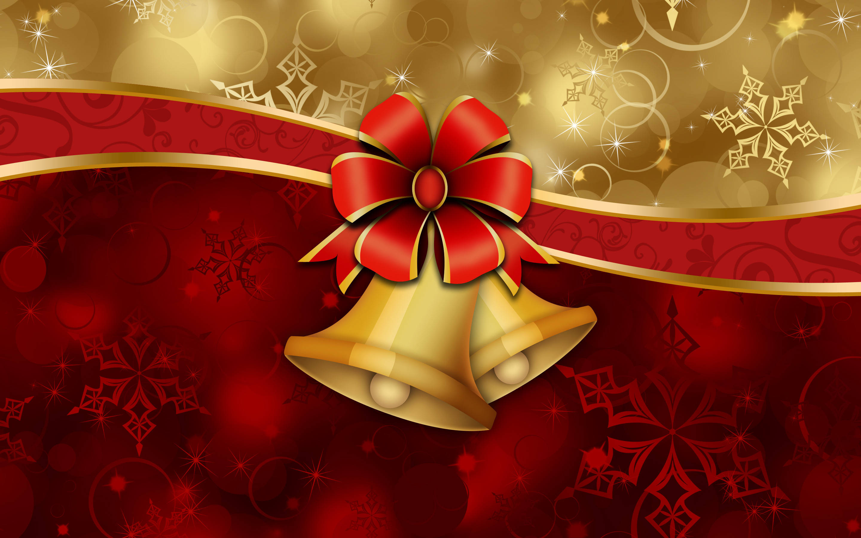 Christmas Bell 桌布 壁紙 — 金色鈴鐺繫著紅色蝴蝶結，在裝飾著雪花和閃光的節日紅金背景上閃爍。