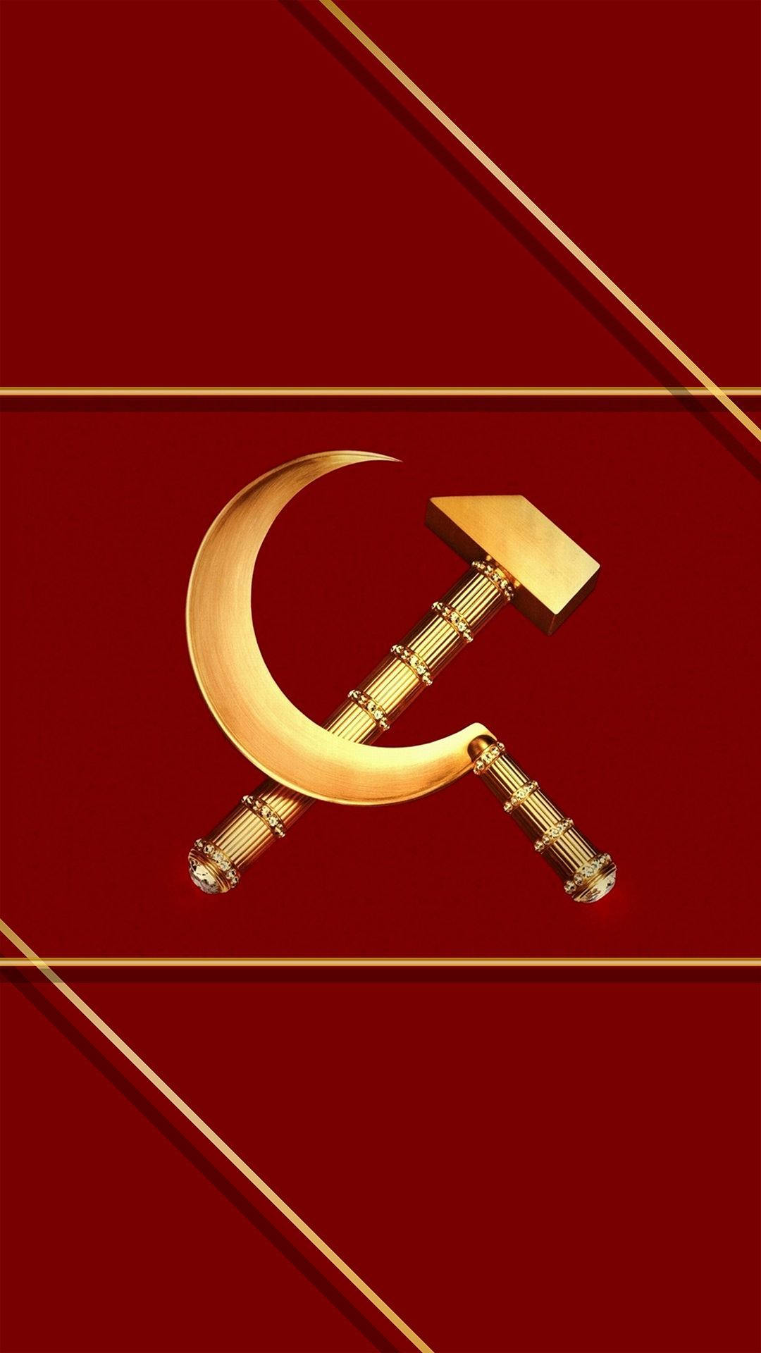 Russia 桌布 壁紙 — 金色鎚子與鐮刀徽章在深紅色背景上閃耀，帶有對角金色線條。
