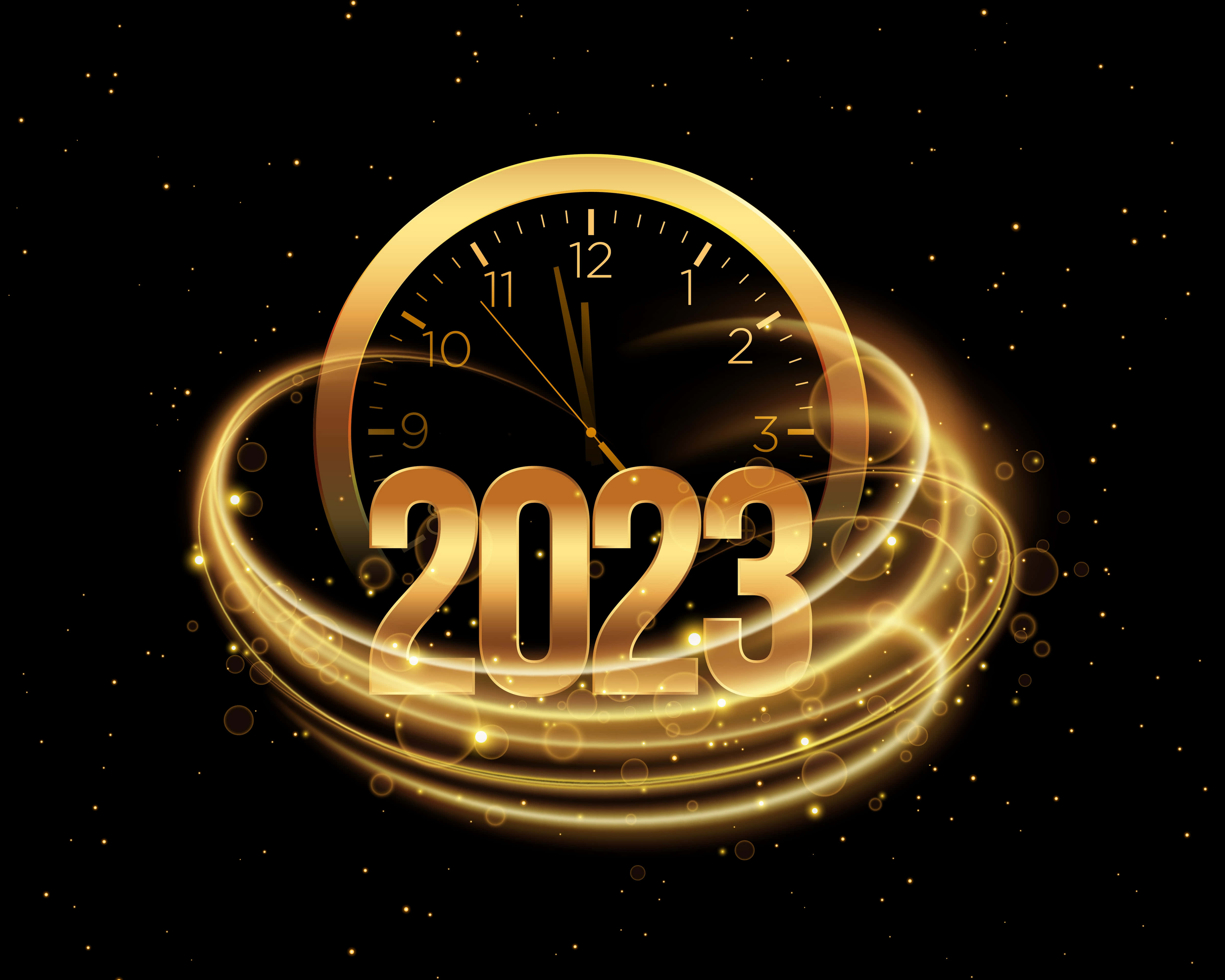 桌布 壁紙 — 金色鐘面與2023年在繁星點點的黑色背景上發光，伴隨著旋轉的光跡。