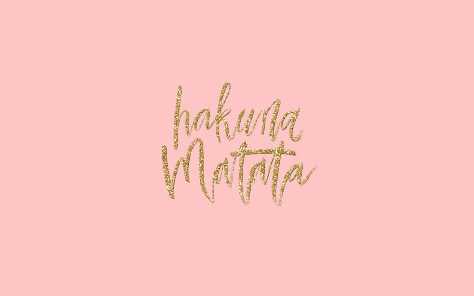閃爍 桌布 壁紙 — 金色閃亮的 'hakuna matata' 字體漂浮在柔和的粉紅色背景上，沒有其他元素。