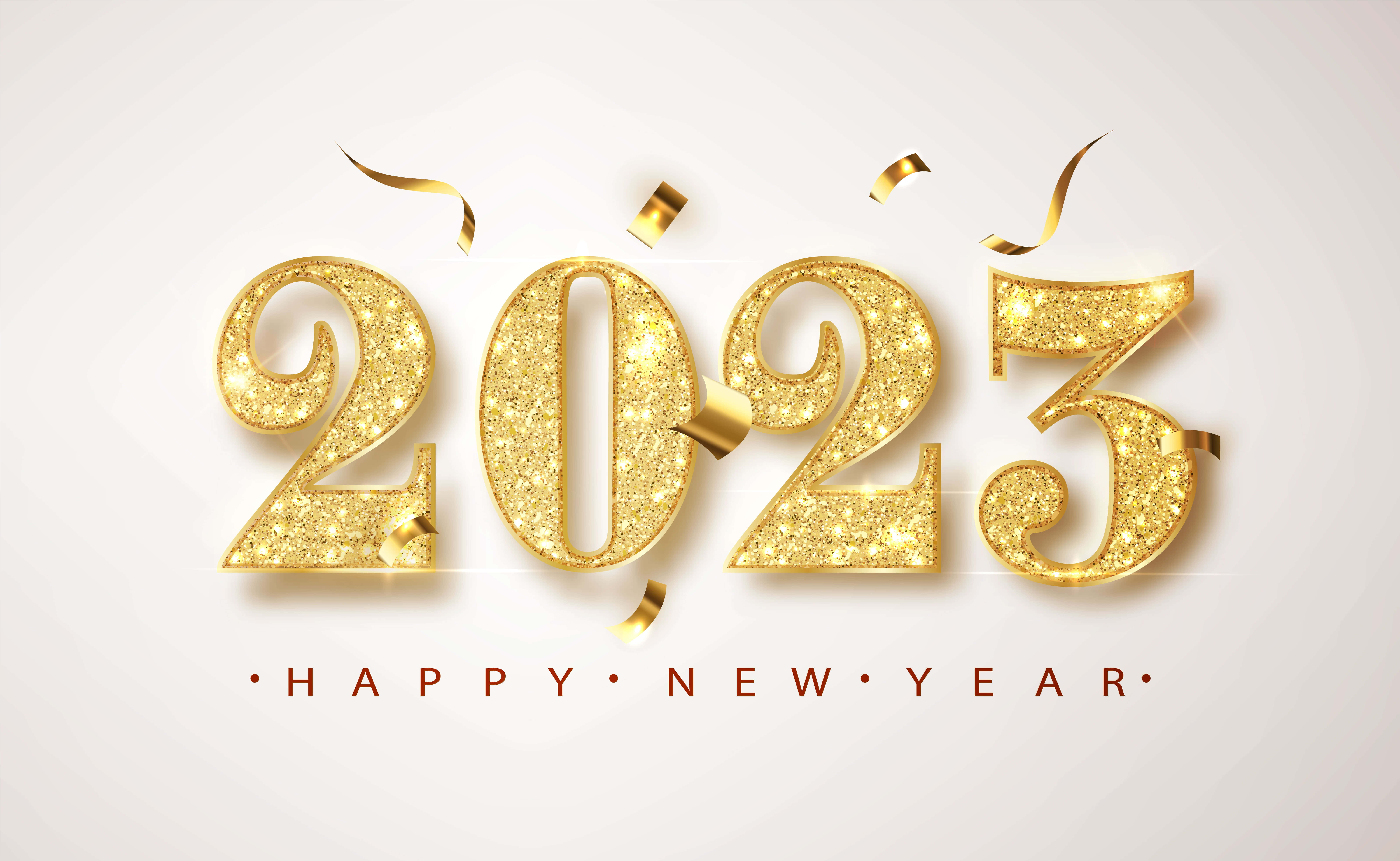 新年 桌布 壁紙 — 金色閃亮的2023數字，配上飄浮的紙屑和「Happy New Year」文字，在柔和的白色背景上。