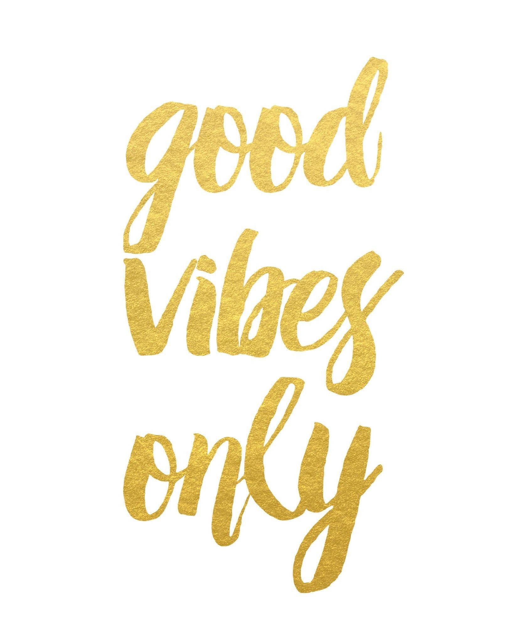 氛圍 桌布 壁紙 — 金色閃亮草書文字 good vibes only 在純白背景上脫穎而出。