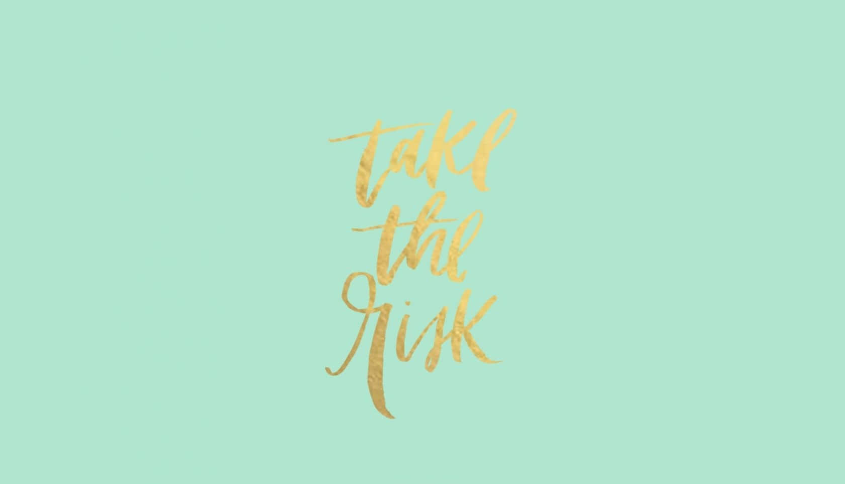 語錄 桌布 壁紙 — 金色閃亮草書文字寫著 take the risk，居中於柔和的薄荷綠色背景上。