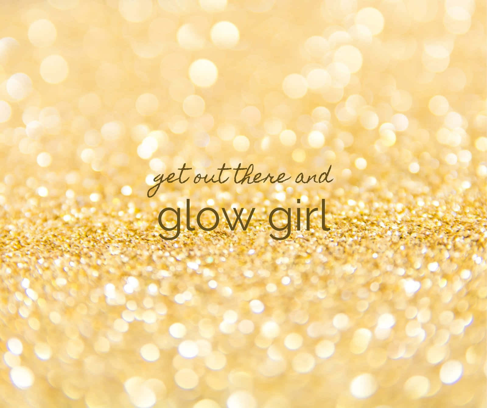 Yellow Glitter 桌布 壁紙 — 金色閃粉搭配散景燈光柔和閃爍，優雅字體書寫的「get out there and glow girl」居中排列。