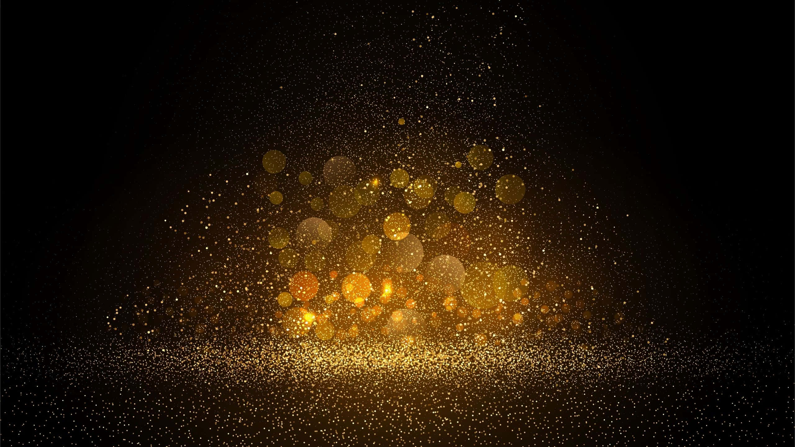 Black And Gold Glitter 桌布 壁紙 — 金色閃粉粒子在深黑色背景上爆裂並散開，營造出閃爍的魔法效果。