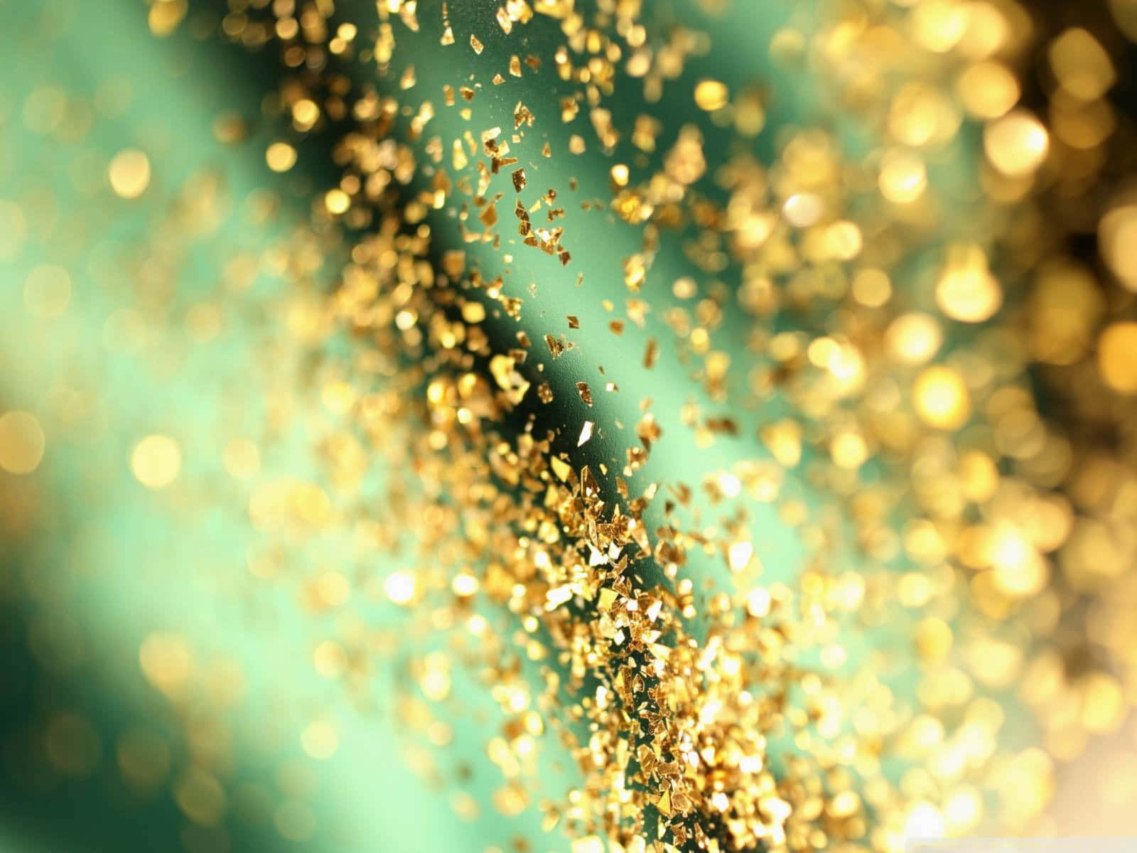 Tumblr Photography 桌布 壁紙 — 金色閃粉粒子沿對角線傾瀉而下，背景為柔和青綠色散景，景深較淺。