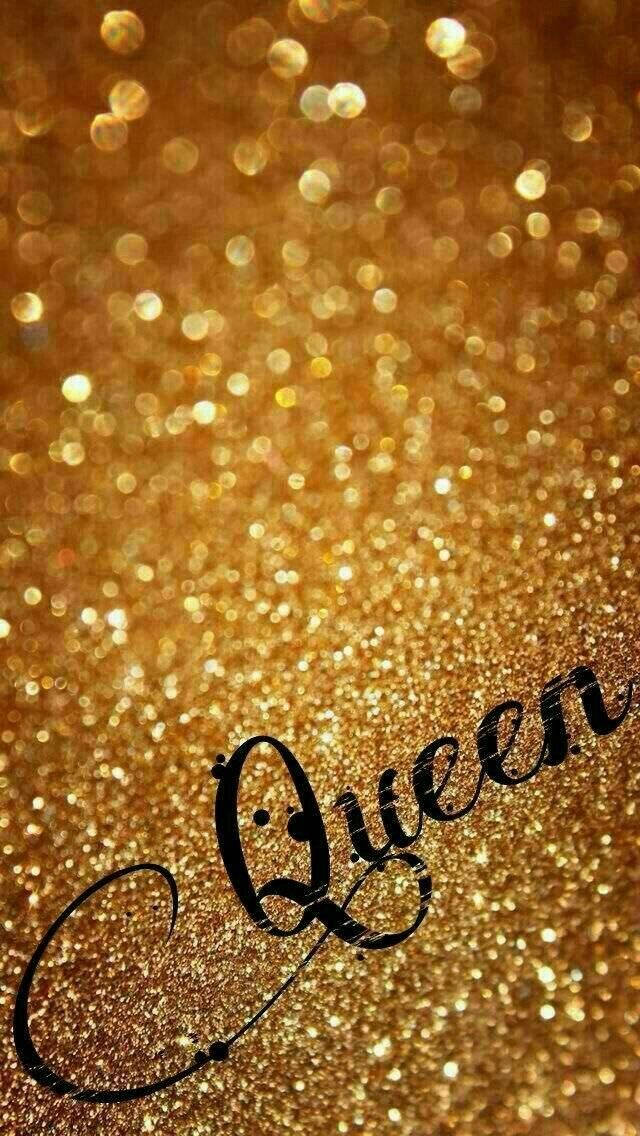 Gold Glitter 桌布 壁紙 — 金色閃粉背景，上面有優雅的黑色草書字體 Queen。