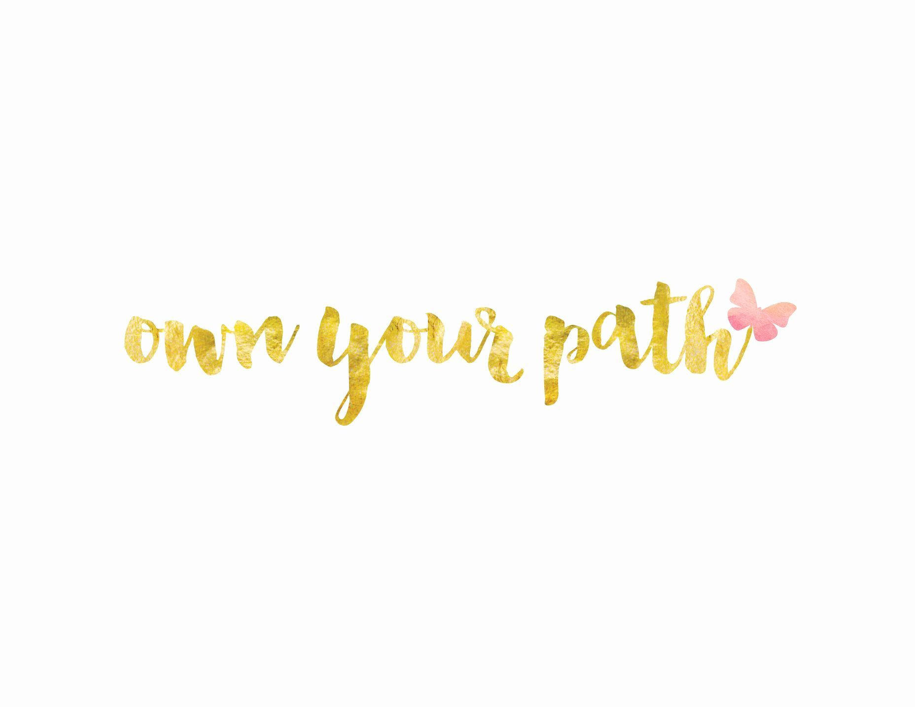 Inspirational Quotes 桌布 壁紙 — 金色閃粉草書文字寫著 own your path，並在白色背景上加上粉紅色水彩蝴蝶點綴。