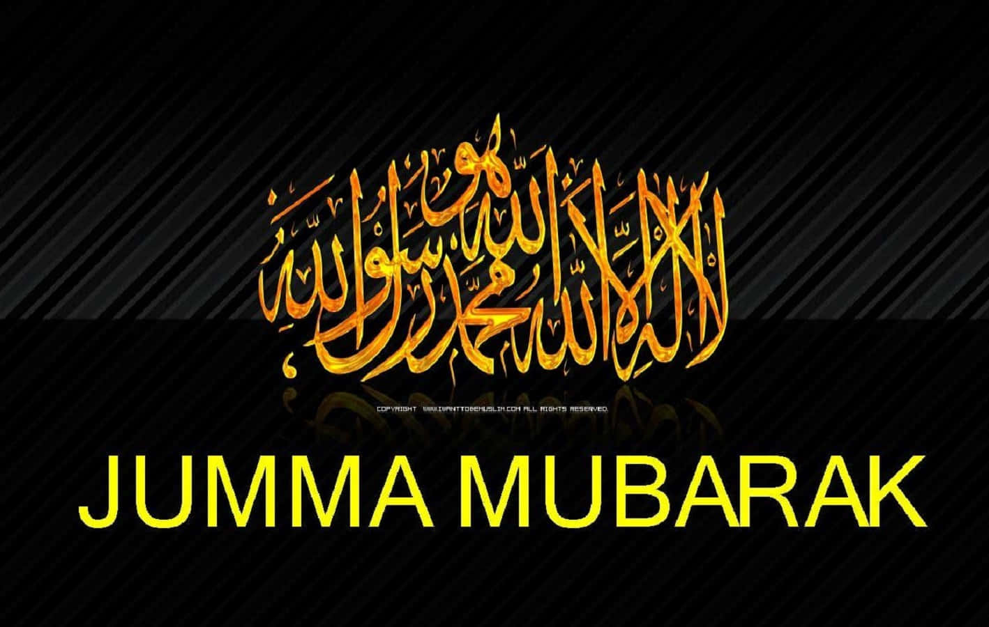 Jumma Mubarak 桌布 壁紙 — 金色阿拉伯書法Jumma Mubarak在帶有反射表面的黑色對角條紋背景上發光。