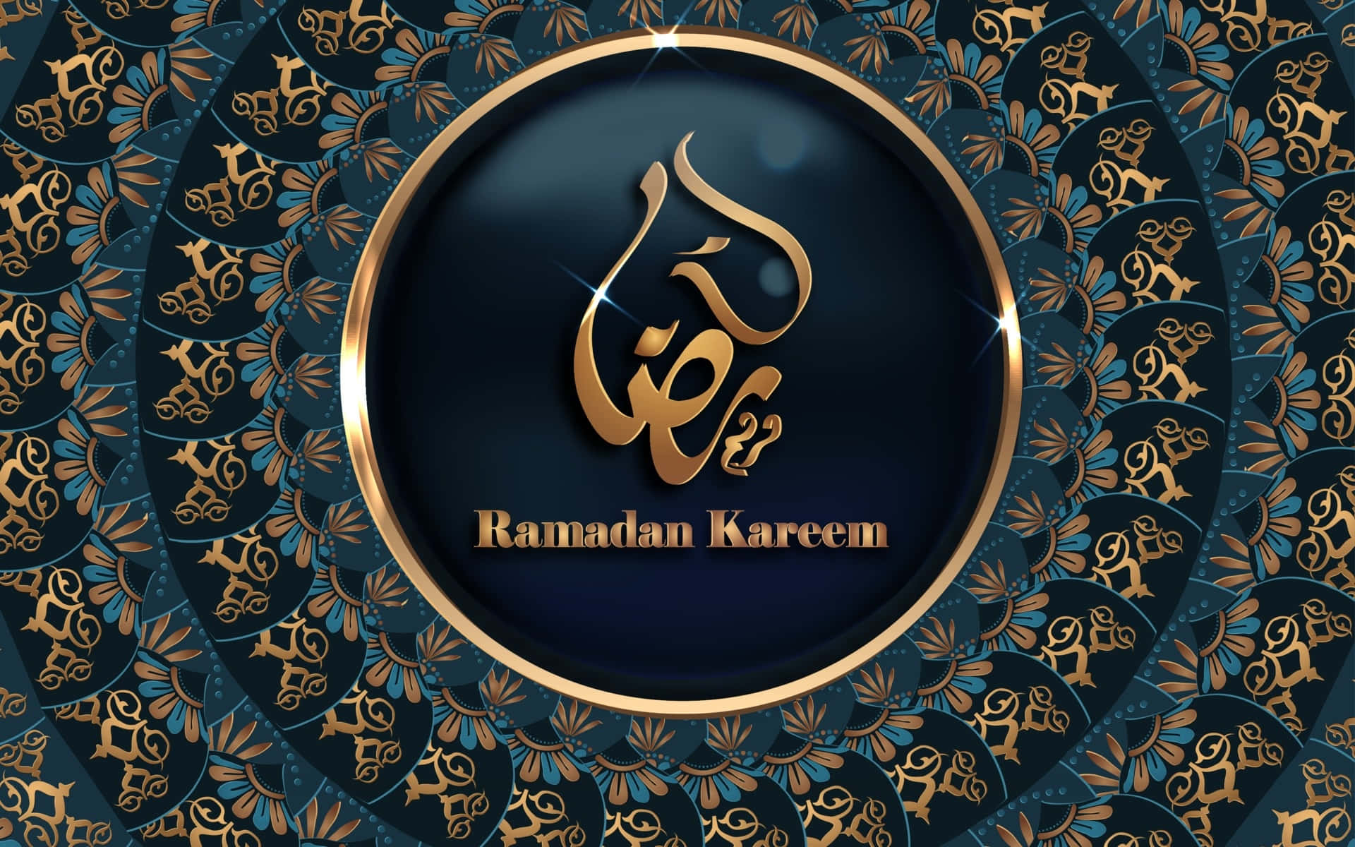 Ramadan Kareem 桌布 壁紙 — 金色阿拉伯書法拼寫的「Ramadan Kareem」在深藍色華麗圖案背景的圓形框架內發光。