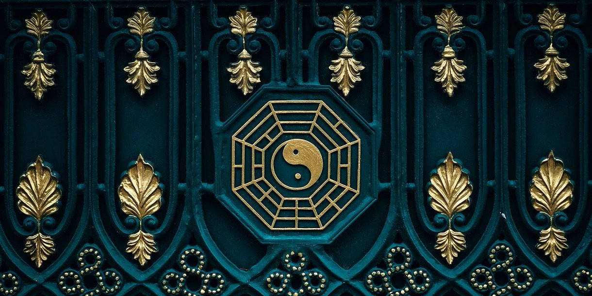 Holistic 桌布 壁紙 — 金色陰陽和八角八卦裝飾著帶有葉子圖案的深青色華麗金屬門。